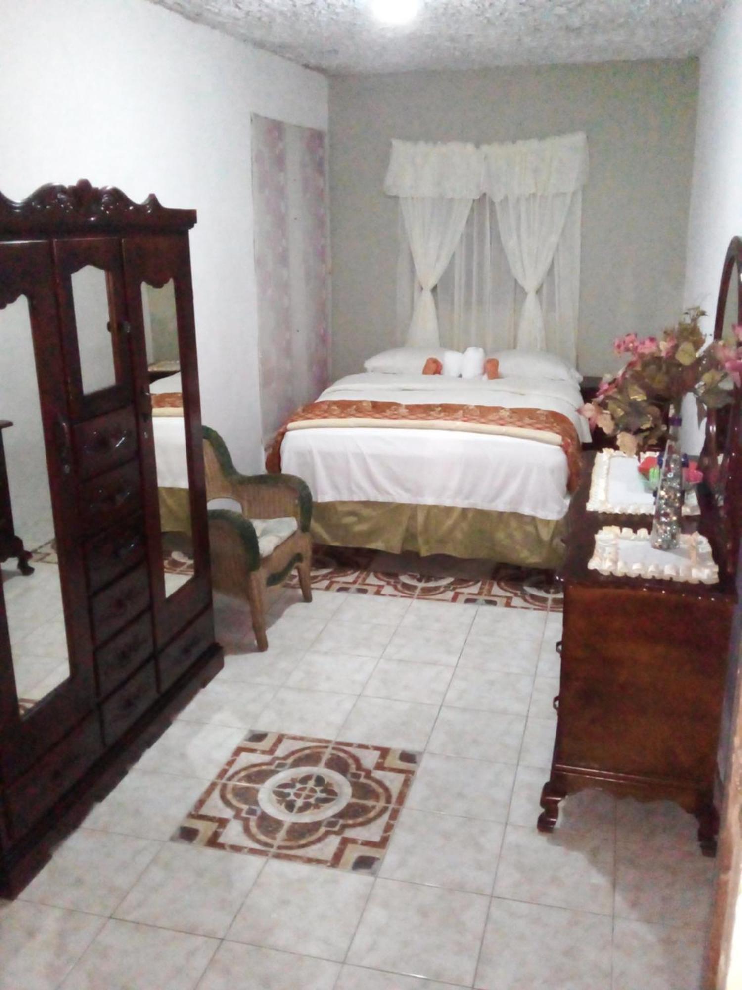 Nine Miles Cultural Hangouts And Tours Stepney Екстериор снимка